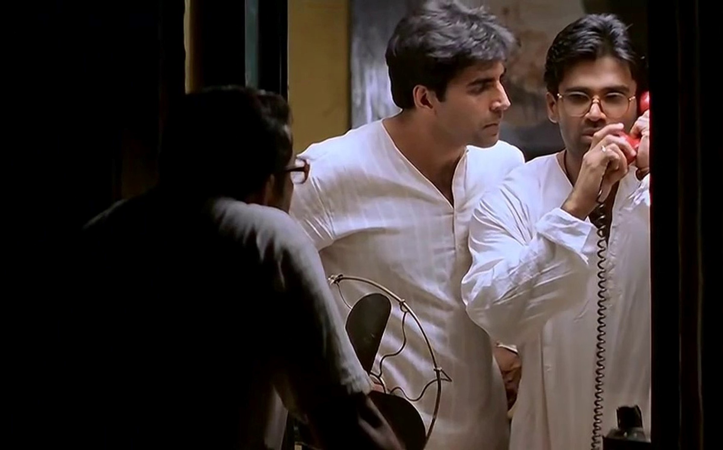 Akshay Kumar, Paresh Rawal, and Suniel Shetty in Hera Pheri (2000)