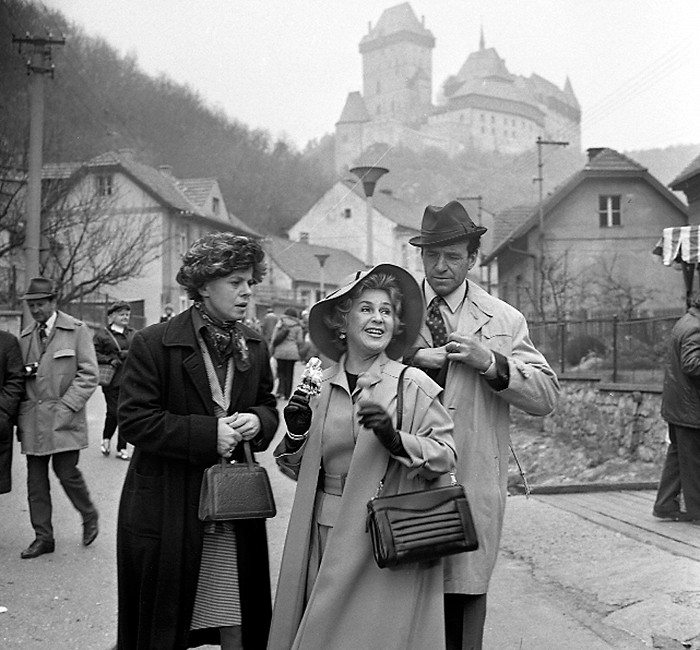 Iva Janzurová, Stella Májová, and Frantisek Peterka in What I Have I Hold, Gentlemen...! (1980)