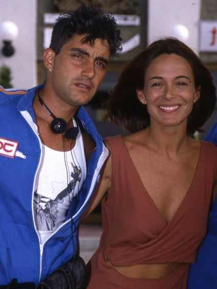 Lydia Bosch and Miguel Molina in Lleno, por favor (1993)