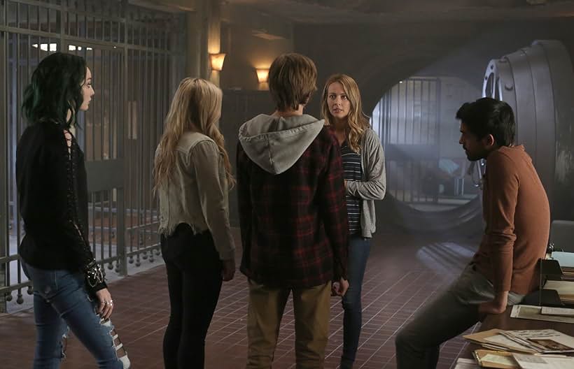 Amy Acker, Natalie Alyn Lind, Emma Dumont, Percy Hynes White, and Sean Teale in The Gifted (2017)