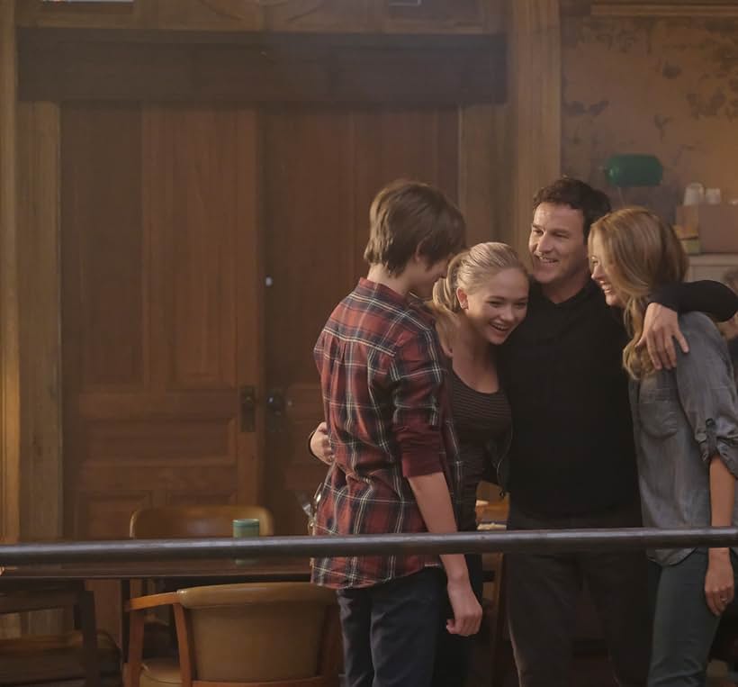 Amy Acker, Stephen Moyer, Natalie Alyn Lind, and Percy Hynes White in The Gifted (2017)