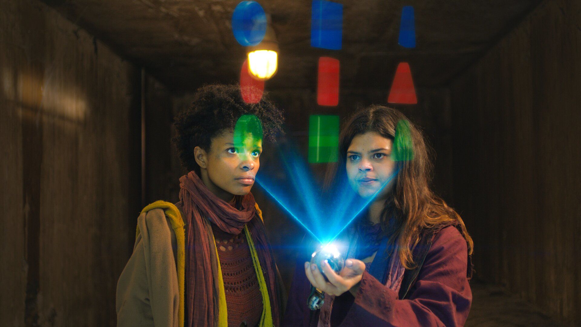 Vaneza Oliveira and Amanda Magalhães in Capítulo 07: Sol (2020)