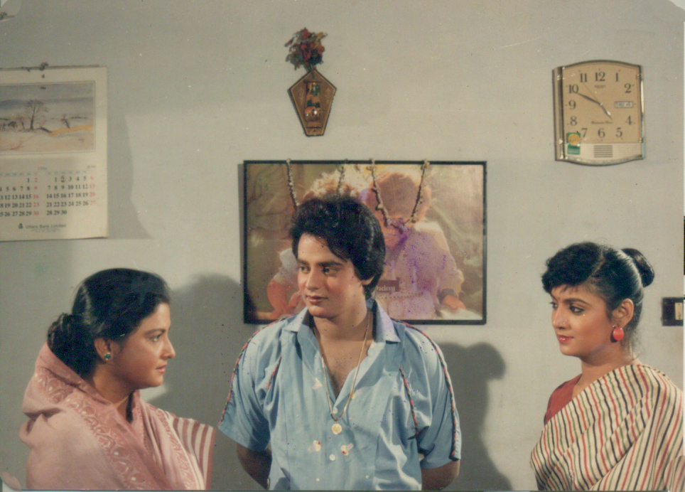 Monwar Hossain Dipjol and Minu Rahman in Takar Pahar (1993)