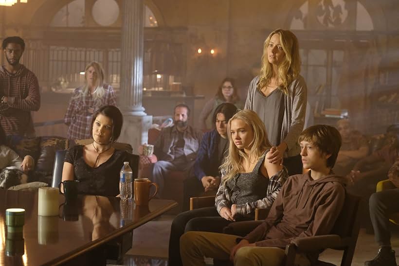 Amy Acker, Natalie Alyn Lind, Hayley Lovitt, and Percy Hynes White in The Gifted (2017)