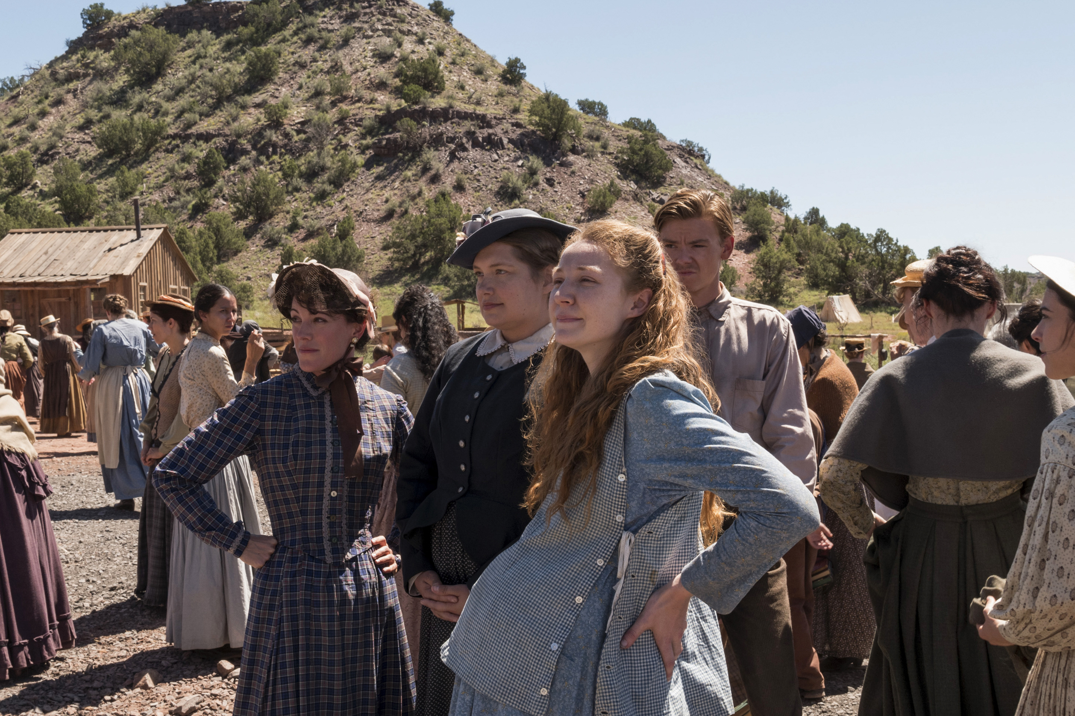 Merritt Wever, Thomas Brodie-Sangster, Samantha Soule, and Kayli Carter in Godless (2017)