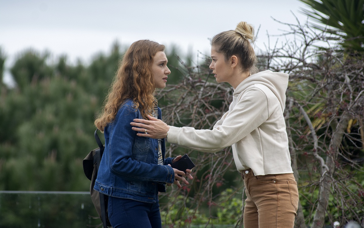 Burcu Biricik and Ahsen Eroglu in 10.Bölüm (2019)