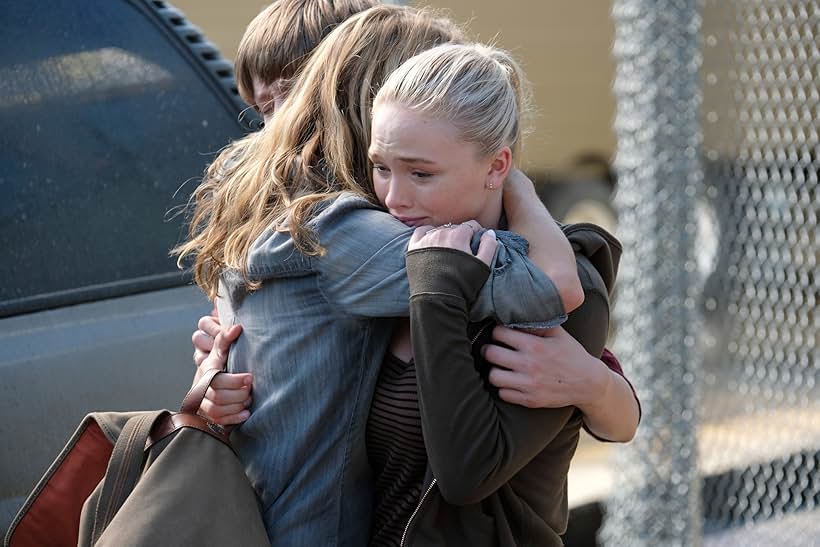 Amy Acker, Natalie Alyn Lind, and Percy Hynes White in The Gifted (2017)