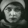 Anna Sten in Devushka s korobkoy (1927)