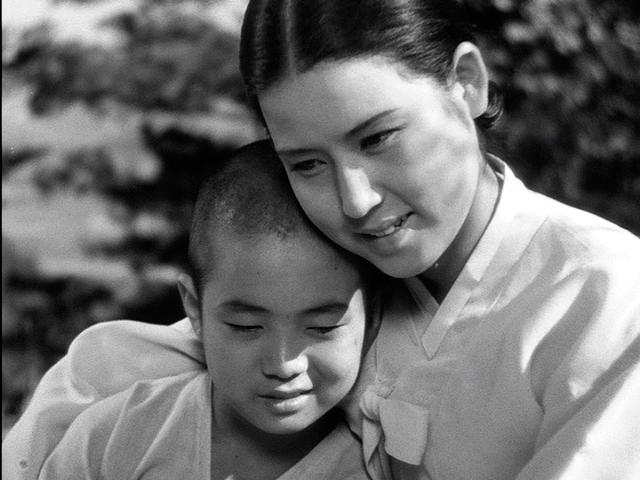 Choi Eun-hie and Min Yu in A Hometown in Heart (1949)