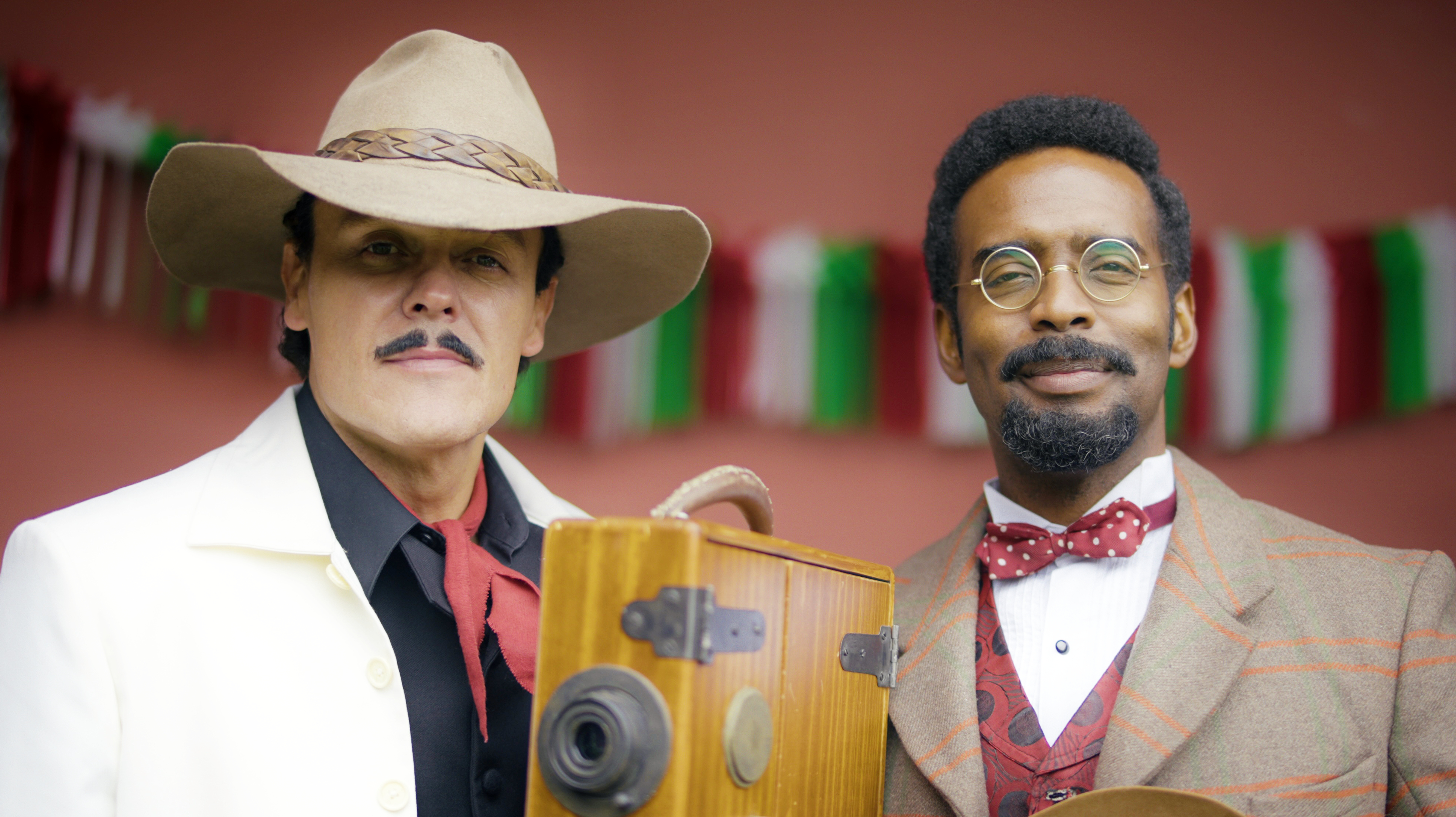 LEFT: Pedro Fernández, characterized by a thin mustache and dressed in the typical clothing with which “Jesus Malverde: The Patron Saint” is recognized in Sinaloa (black shirt, white jacket, scarf and hat). RIGHT: Actor Adrián Makala