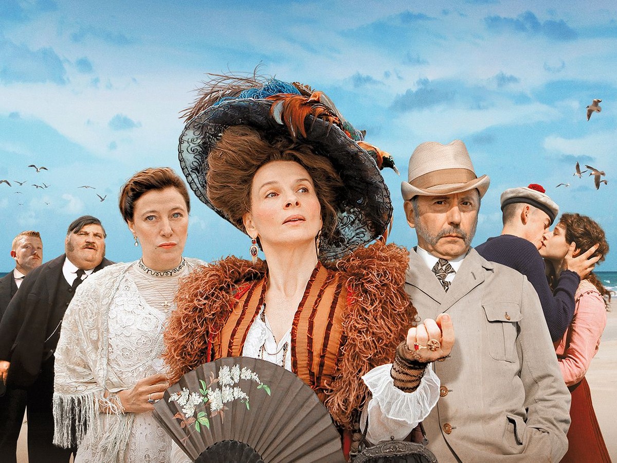 Juliette Binoche, Valeria Bruni Tedeschi, Fabrice Luchini, Didier Després, Brandon Lavieville, and Raph in Slack Bay (2016)