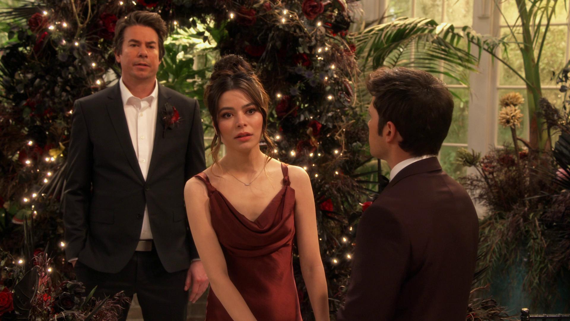 Nathan Kress, Jerry Trainor, and Miranda Cosgrove in iCarly (2021)