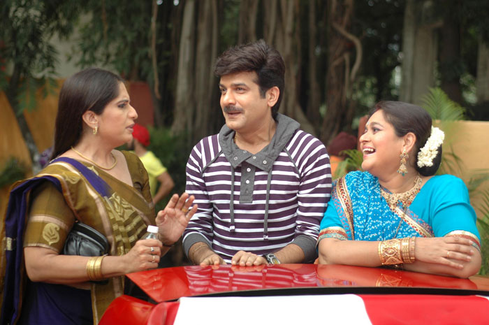 Supriya Pathak, Jamnadas Majethia, and Nimisha Vakharia in Khichdi: The Movie (2010)