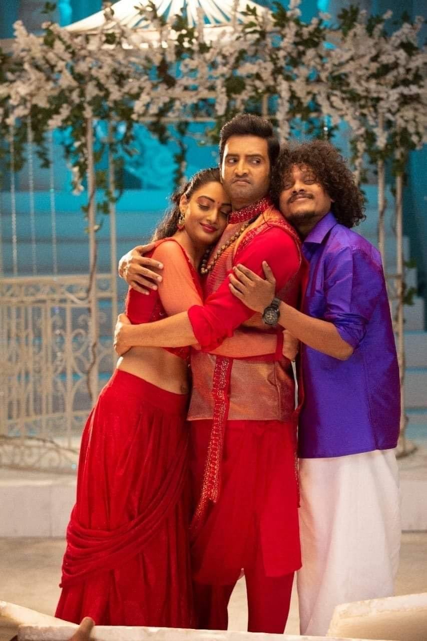 Preethi Verma, Santhanam, and Pugazh in Sabhaapathy (2021)