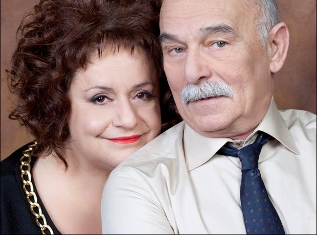 Antonis Antoniou and Eleni Kokkidou in Min arhizeis ti mourmoura (2013)