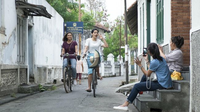 Dian Sastrowardoyo, Sissy Priscillia, and Adinia Wirasti in What's Up with Cinta 2 (2016)