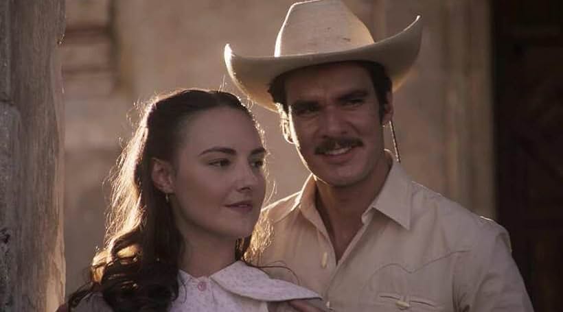 Jade Fraser and Eduardo Barajas in El Último Rey (2022)