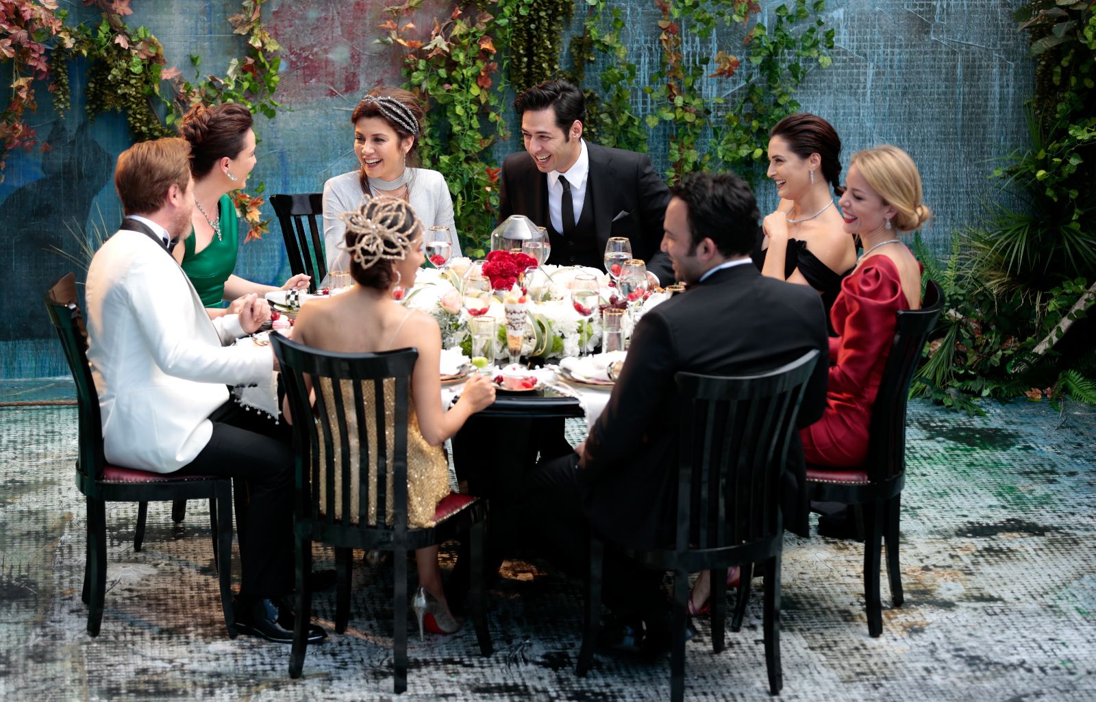 Yildiray Sahinler, Tülin Özen, Ferit Aktug, Gökçe Bahadir, Mert Firat, Aslihan Gürbüz, Bade Iscil, and Duygu Sarisin in Ufak Tefek Cinayetler (2017)