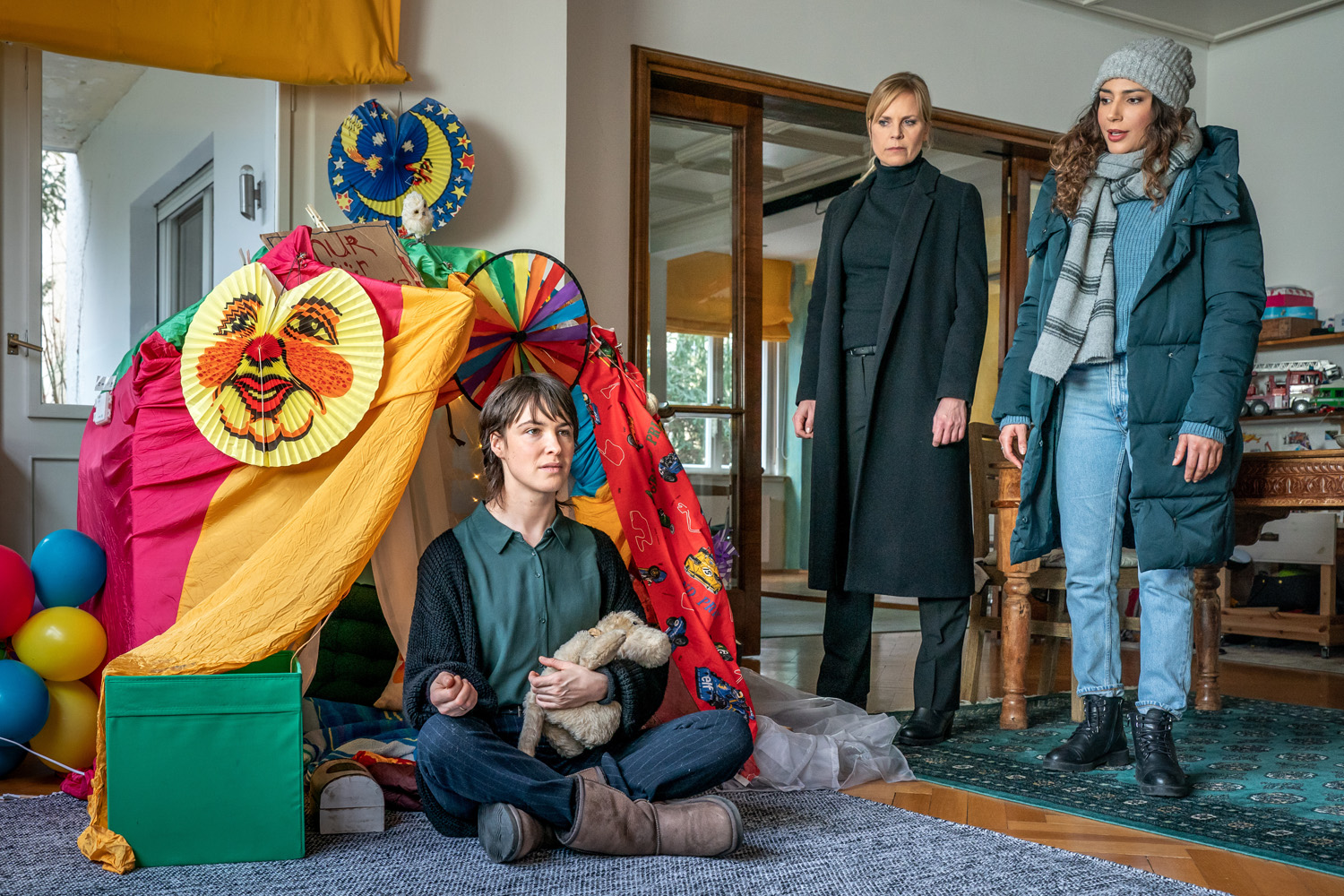 Melanie Marschke, Amy Mußul, and Victoria Schulz in Tödliches Schweigen (2023)