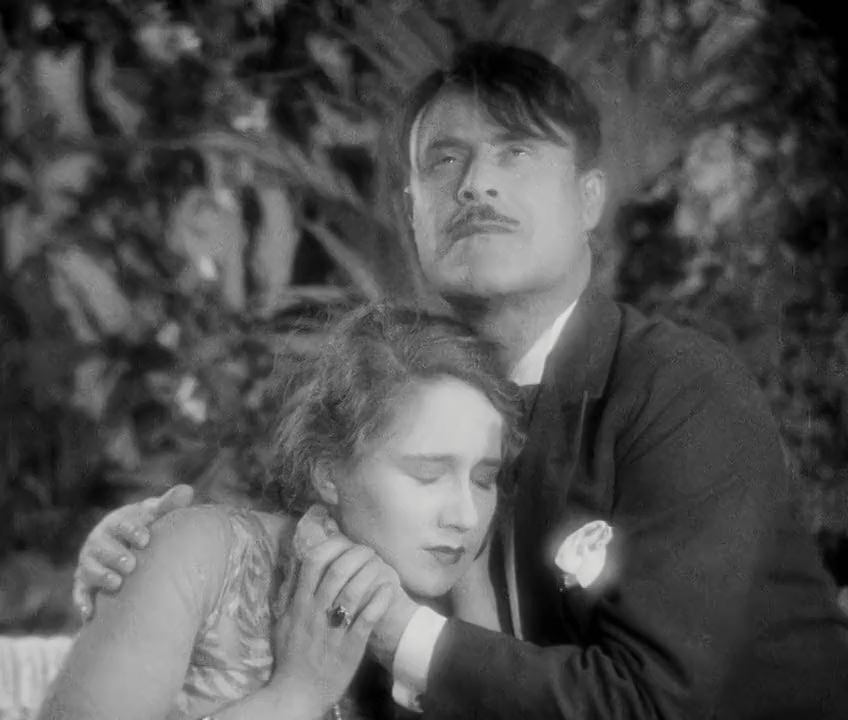 Lya Lys and Gaston Modot in The Golden Age (1930)