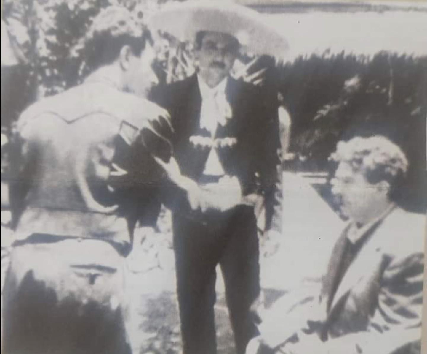 Pedro Infante, Carlos Orellana, and Ismael Rodríguez in Dos tipos de cuidado (1953)