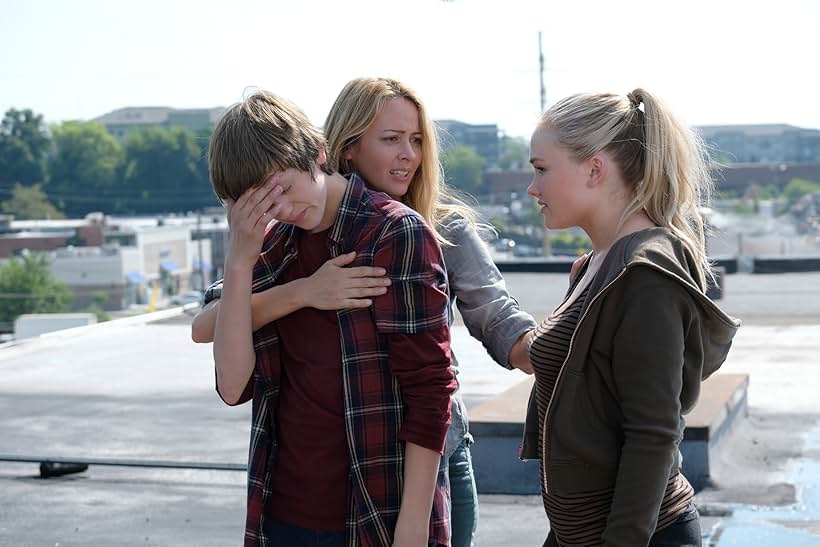 Amy Acker, Natalie Alyn Lind, and Percy Hynes White in The Gifted (2017)