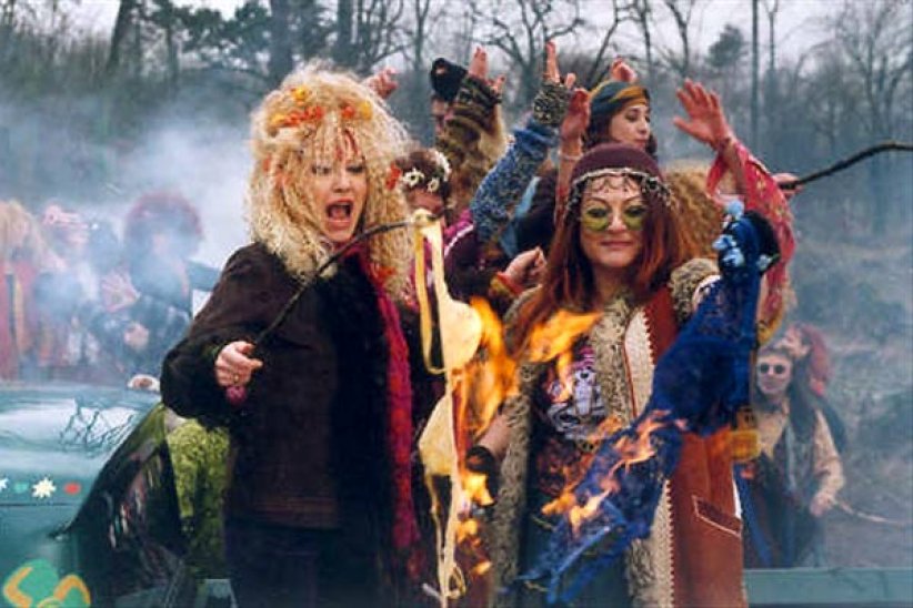 Nathalie Baye and Josiane Balasko in Absolument fabuleux (2001)