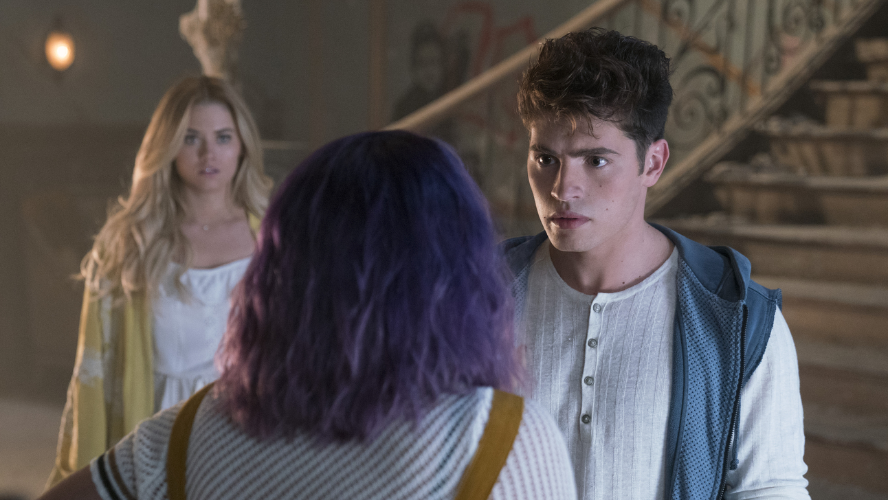 Gregg Sulkin, Ariela Barer, and Virginia Gardner in Runaways (2017)