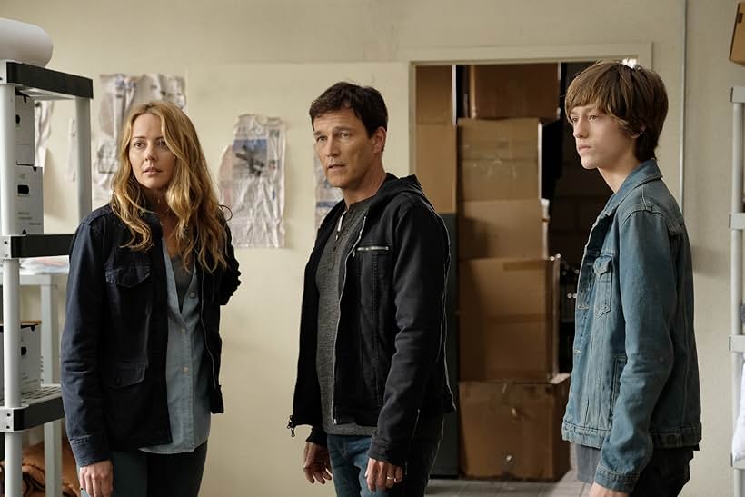 Amy Acker, Stephen Moyer, and Percy Hynes White in The Gifted (2017)