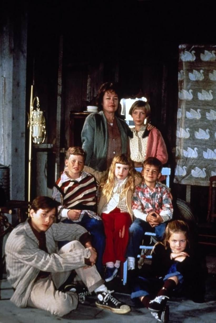 Edward Furlong, Kathy Bates, Miles Feulner, T.J. Lowther, Clarissa Lassig, Amy Sakasitz, and Sarah Schaub in A Home of Our Own (1993)