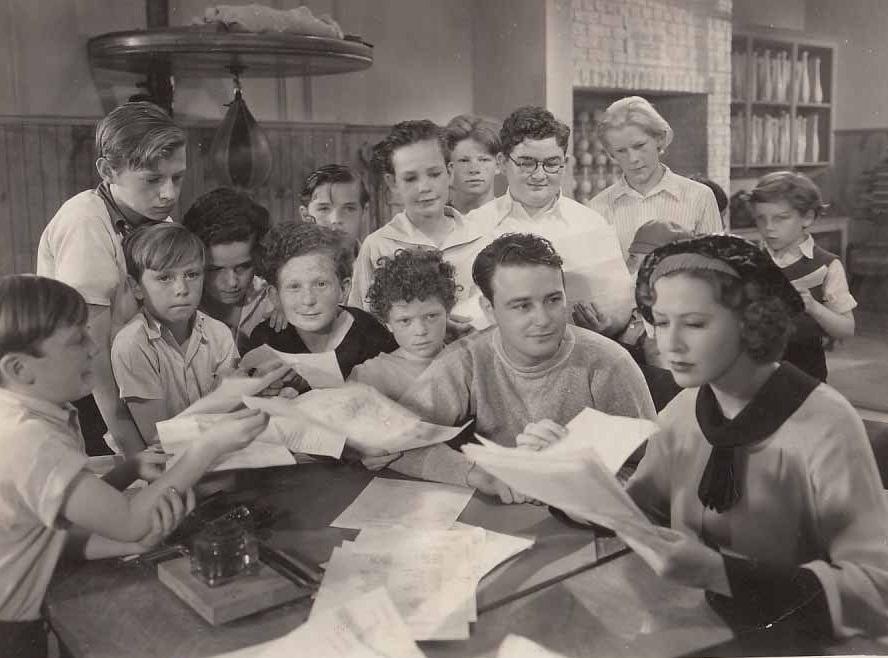 Lew Ayres, Mae Clarke, Dickie Jones, Leonard Kibrick, Sidney Kibrick, and Billy Lee in Silk Hat Kid (1935)