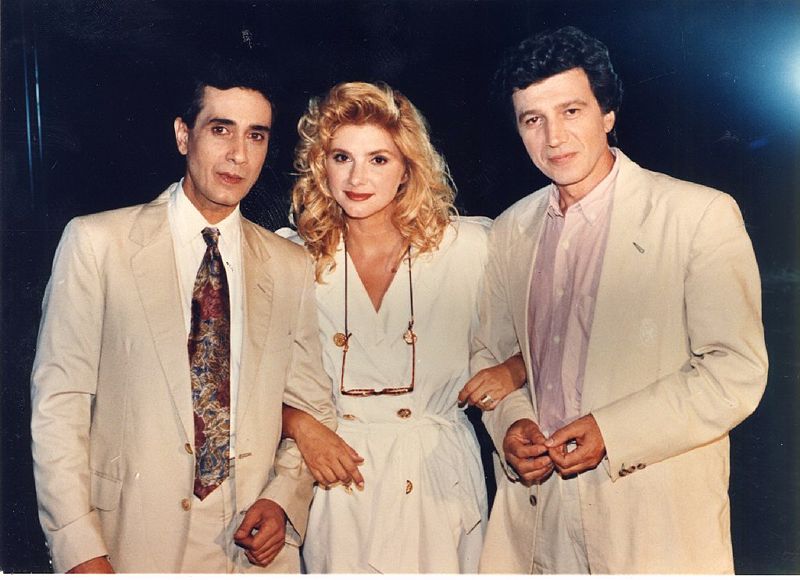 Kostas Arzoglou, Giannis Fertis, and Tzovanna Fragouli in O episkeptis tis omihlis (1991)