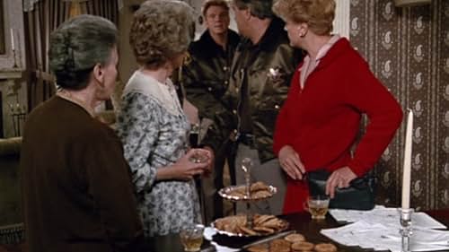 Angela Lansbury, Joan Leslie, Ron Masak, Will Nye, and Teresa Wright in Murder, She Wrote (1984)