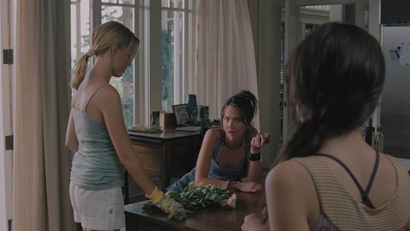 Elizabeth Banks and Arielle Kebbel in The Uninvited (2009)