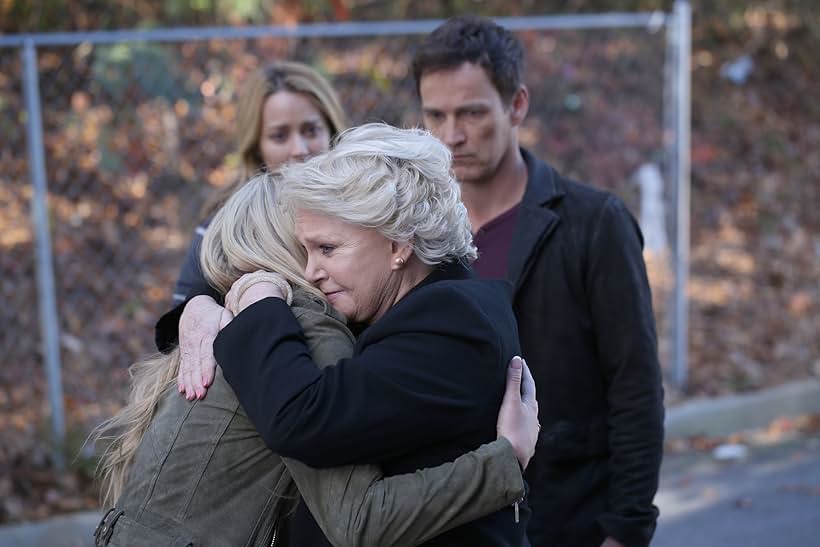 Sharon Gless, Amy Acker, Stephen Moyer, and Natalie Alyn Lind in The Gifted (2017)