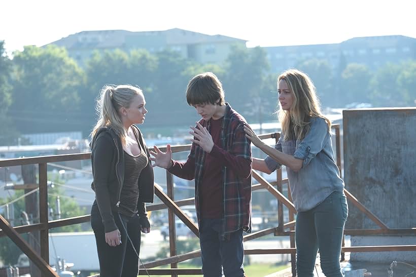 Amy Acker, Natalie Alyn Lind, and Percy Hynes White in The Gifted (2017)