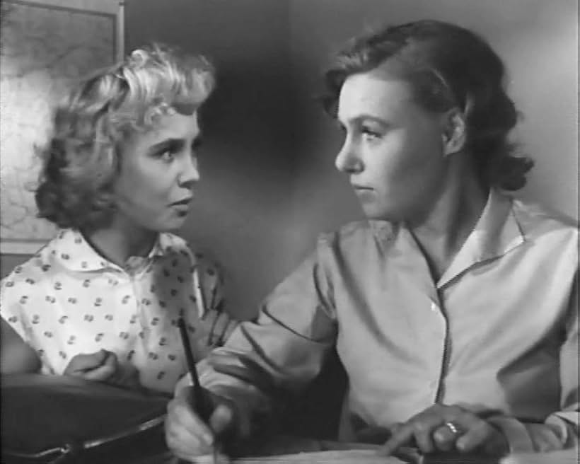 Nadezhda Rumyantseva and Elena Volskaya in Trizhdy voskresshiy (1960)