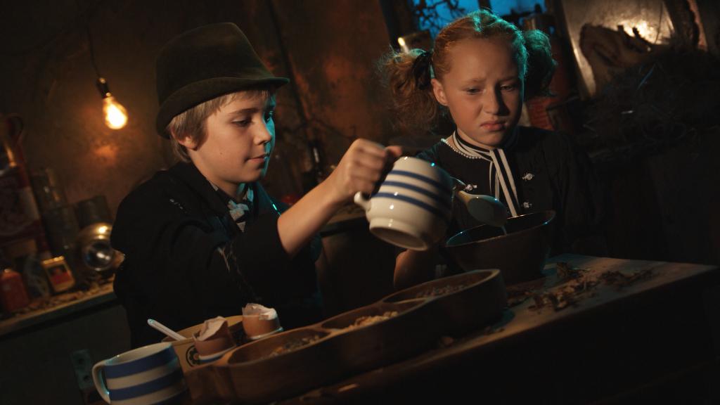 Thomas Rowlands and Maisie Kidd in Family Picnic (2009)