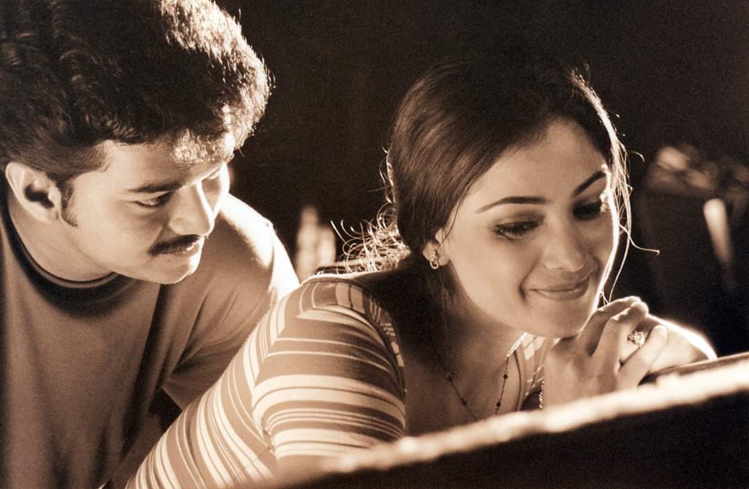 Simran and Joseph Vijay in Thulladha Manamum Thullum (1999)