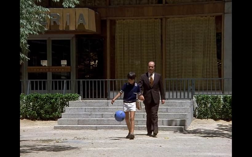 José Luis López Vázquez in La cabina (1972)