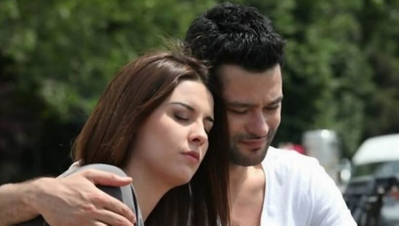 Cem Kiliç and Zeynep Dörtkardesler in Dinle Sevgili (2011)