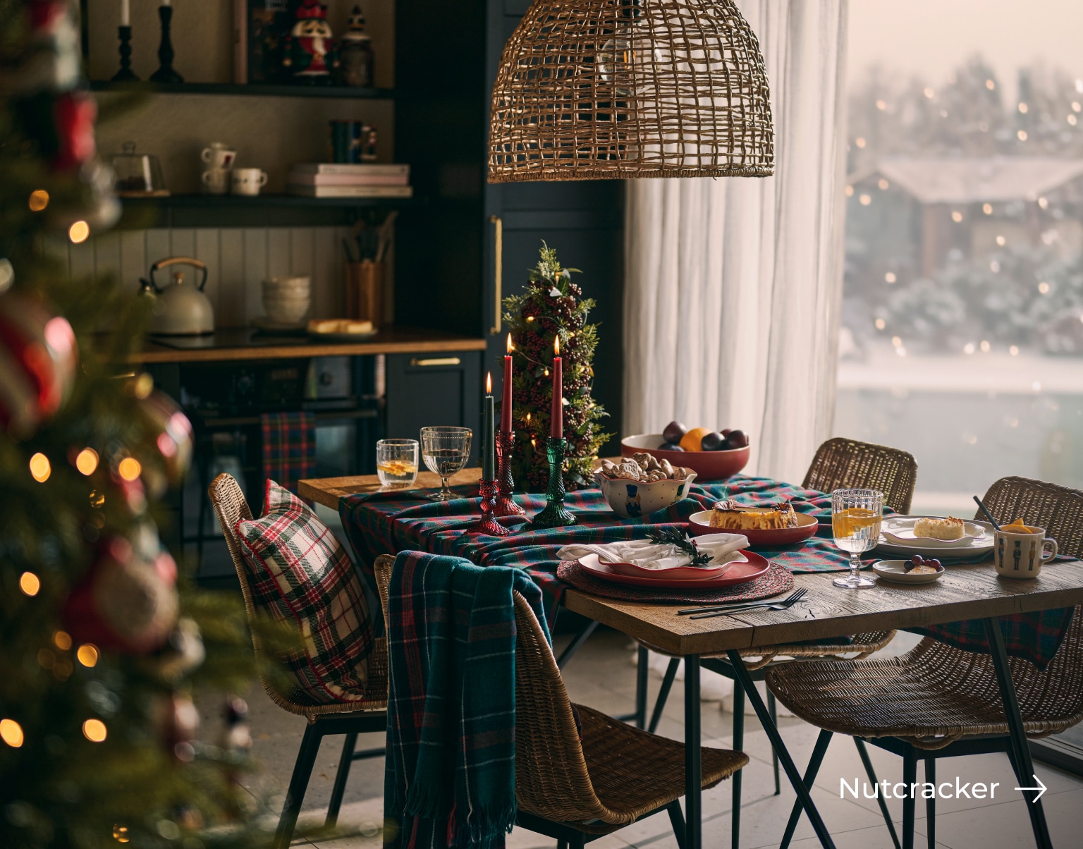 Świąteczny stół w stylu kolekcji Nutcracker, ozdobiony tradycyjnymi dekoracjami świątecznymi, świecami, oraz klasycznym nakryciem.