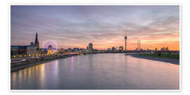 Wandbild Düsseldorf Skyline bei feuerrotem Sonnenuntergang - Michael Valjak