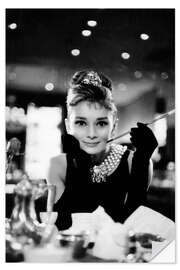 Sticker mural Audrey Hepburn dans Diamants sur canapé - Celebrity Collection