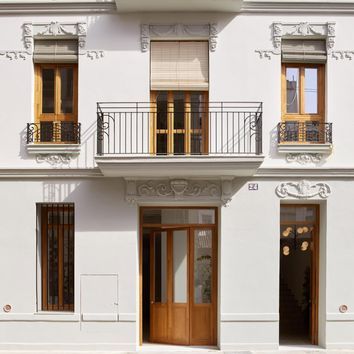 Las 7 viviendas de este edificio valenciano vuelven a la vida gracias a una preciosa renovación que homenajea su esencia