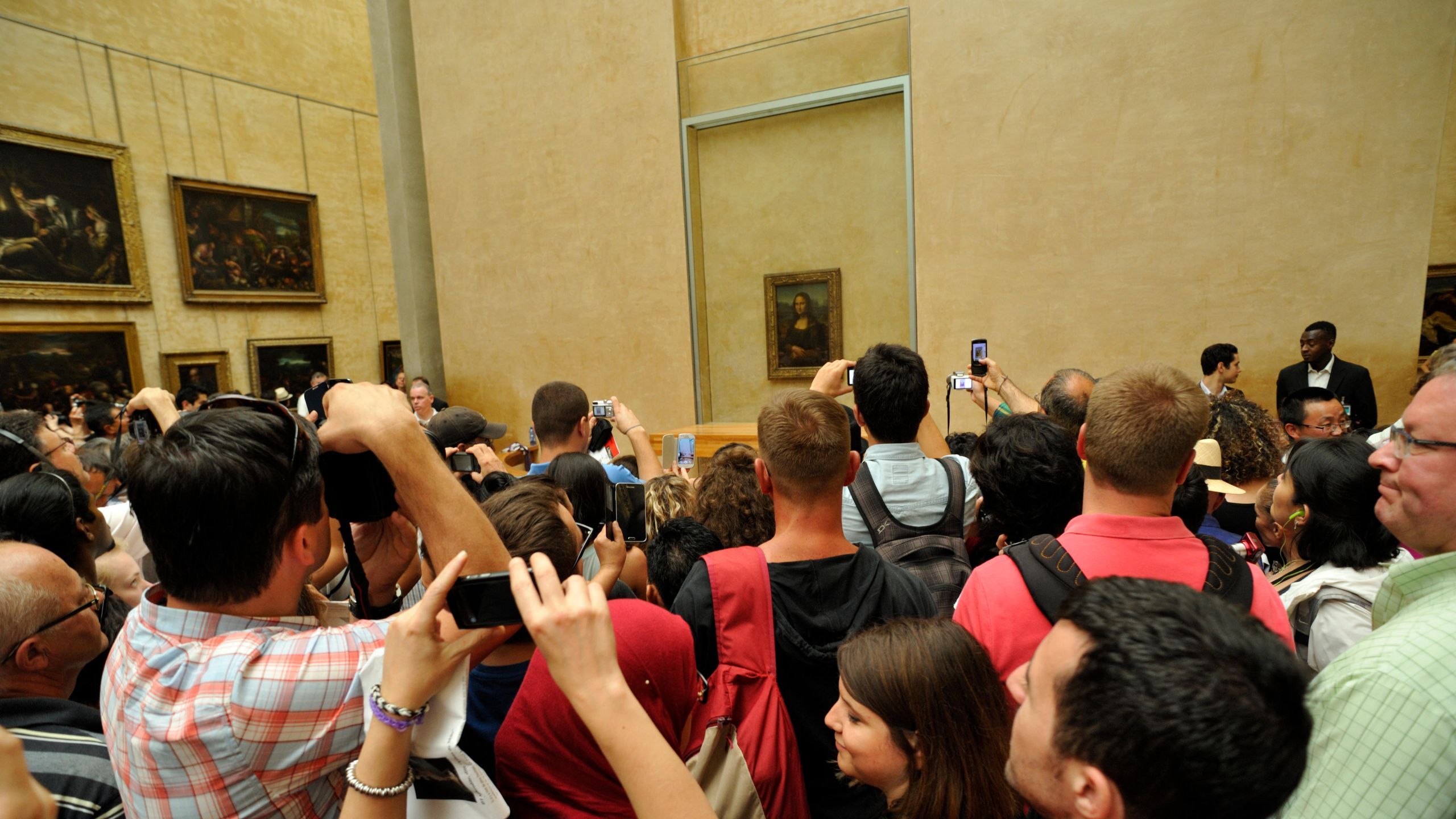 Turismo de masas una multitud ante La Gioconda en el Louvre París