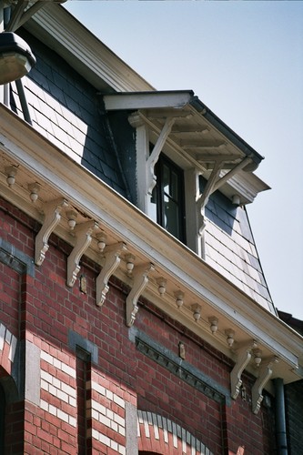 Aisseliers soutenant la corniche et l'auvent de la lucarne, rue Louis Titeca 36, Woluwe-Saint-Pierre, 1914, architecte François Van Vlasselaer, 2005