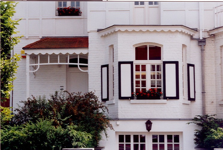 Porte d'entrée et bow-window sous corniche à lambrequin, av. Edmond Parmentier 111, Woluwe-Saint-Pierre, 1922, architecte Ph. Van Styvendael, 2003