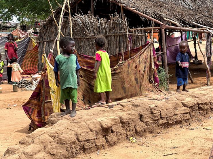 Displaced Sudanese children stand at Zamzam camp, in North Darfur, Sudan, Aug. 1. Reuters-Yonhap