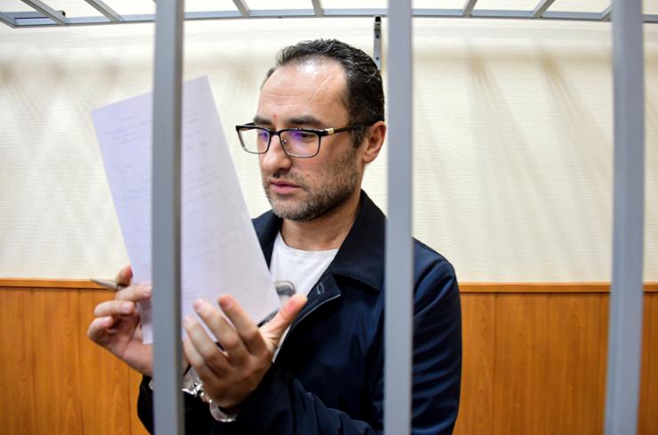 Eugene Spector, Russian-born U.S. citizen already imprisoned in Russia on a bribery conviction has been handed a second 15-year jail term for espionage, stands behind bars in a courtroom in Moscow, Russia, Feb. 20, 2020. AP-Yonhap